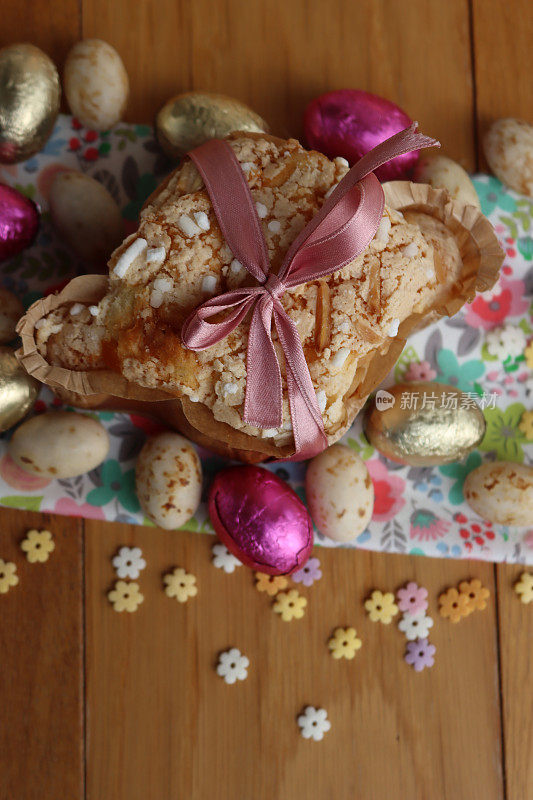 意大利Colomba Pasquale。甜蜜的复活节蛋糕，上面有巧克力蛋和碎花织物